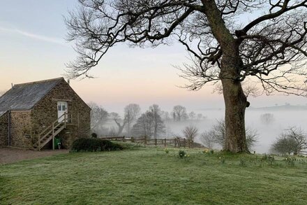 POLLY'S BOWER, pet friendly, luxury holiday cottage in Landrake