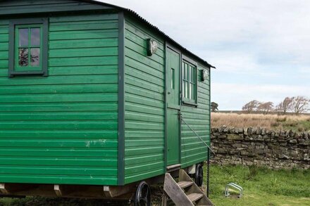 PEAT GATE SHEPHERD'S HUT, romantic, with open fire in Haltwhistle