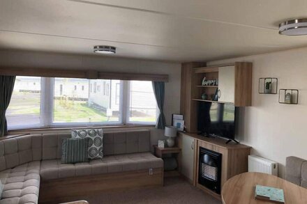 Lovely 3-Bed Caravan with Hot Tub in Lincolnshire