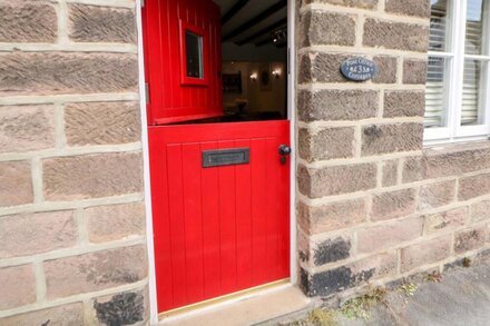 POST OFFICE COTTAGE, family friendly, with a garden in Cromford