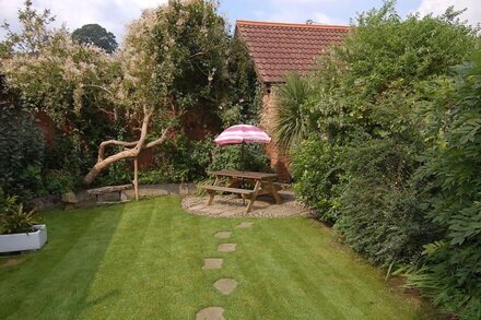 ROBYN COTTAGE, pet friendly, country holiday cottage in Otterton