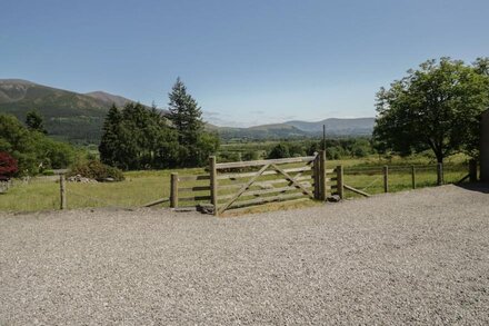 WREN'S NEST, character holiday cottage, with a garden in Keswick