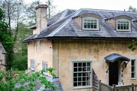 A sudeley castle cottage that sleeps 3 guests  in 2 bedrooms