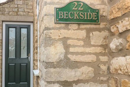 22 BECKSIDE, family friendly, character holiday cottage in Nettleham