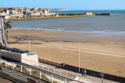 SANDY SHORE, family friendly, country holiday cottage in Bridlington