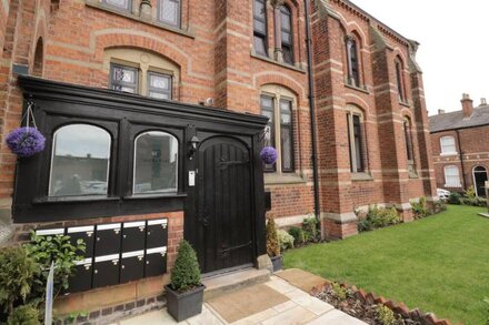 1 CHAPEL PLACE, romantic, character holiday cottage in Chester