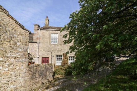 LANE FOLD COTTAGE, pet friendly, with open fire in Grassington