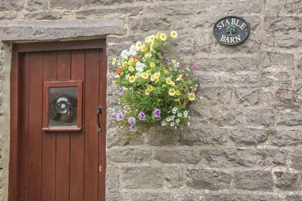 STABLE BARN, pet friendly in Wetton