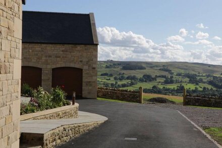 JACOB'S LODGE, family friendly, luxury holiday cottage in Eggleston