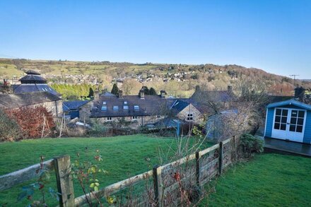 WREN COTTAGE, pet friendly, with open fire in Pateley Bridge