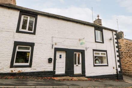 CHARE CLOSE COTTAGE, pet friendly, with open fire in Haltwhistle