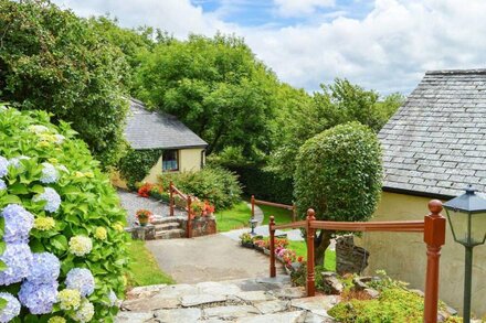 SHIPLOAD COTTAGE, pet friendly, character holiday cottage in Hartland