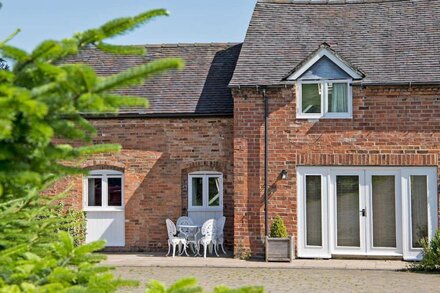 GREENACRES BARN, pet friendly, character holiday cottage in Denstone