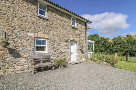 TY NANT, family friendly, with a garden in Llanllwni