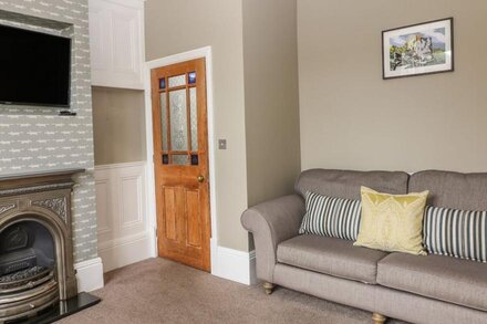 TALBOT HOUSE, pet friendly, with a garden in Castleton, Peak District