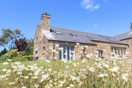 COTTAM COTTAGE FARM, family friendly, with open fire in Ribchester