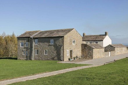 THE GRANARY, pet friendly, character holiday cottage in Masham