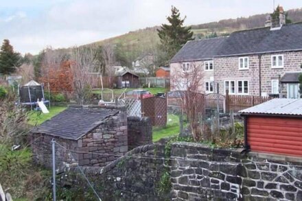 BOBBIN COTTAGE, pet friendly, character holiday cottage in Cromford