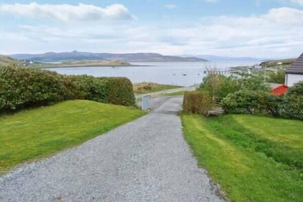 MACKENZIE’S PEAK, country holiday cottage, with a garden in Portree