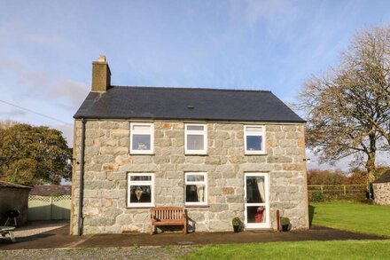 PRYS MAWR, pet friendly, character holiday cottage in Criccieth