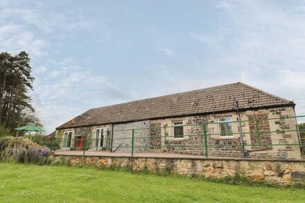 GARDENER'S COTTAGE, pet friendly, luxury holiday cottage in Belford