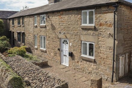 1 DUNKIRK COTTAGES, family friendly, with open fire in Humshaugh