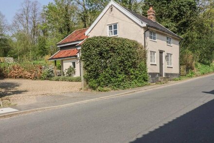 WOODLANDS, pet friendly, character holiday cottage in Hoxne