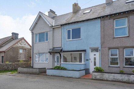 2 TREGOF TERRACE, pet friendly, with a garden in Cemaes Bay