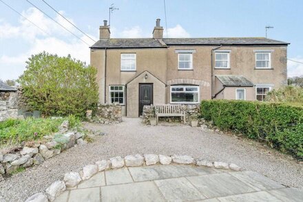 PYE HALL COTTAGE, family friendly, with a garden in Silverdale