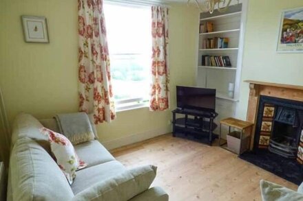 BLUEBELL COTTAGE, pet friendly, with open fire in West Malvern