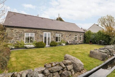 BEUDY HYWEL, pet friendly, character holiday cottage in Llanrug