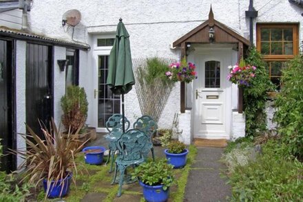 RAILWAY COTTAGE, family friendly, with a garden in Fairbourne