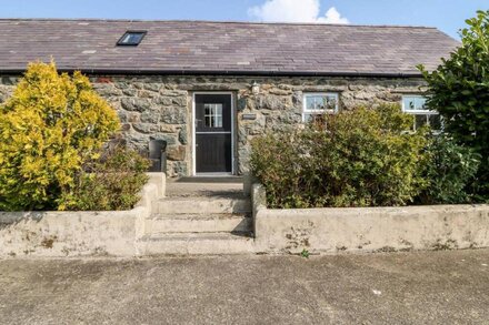 BWTHYN YR ONNEN (ASH COTTAGE), pet friendly in Pwllheli