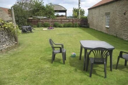 HARVEST COTTAGE, pet friendly, character holiday cottage in Levisham