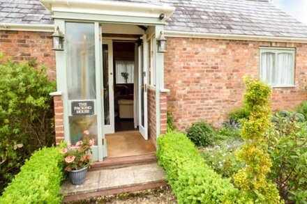 THE PACKING HOUSE, romantic, with a garden in Hanley Castle