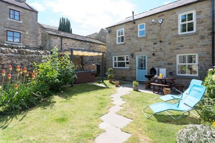 1 SPRINGWATER VIEW, pet friendly, with hot tub in Mickleton, Teesdale