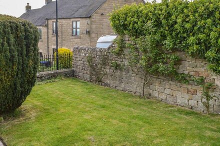 HEATHYLEE, family friendly, with a garden in Longnor