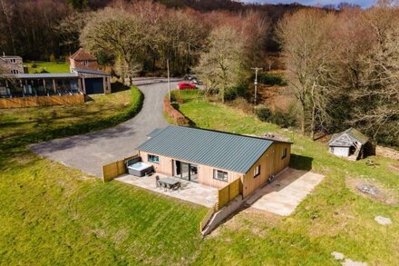 QUANTOCK BARN, pet friendly, country holiday cottage in Honiton