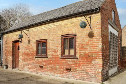 THE OLD DAIRY, romantic, character holiday cottage in Herne