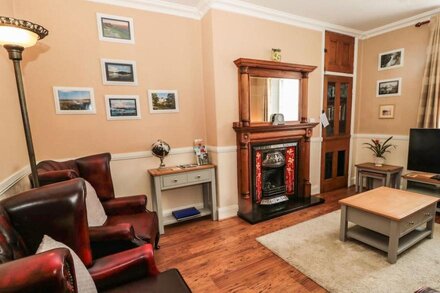 COQUET COTTAGE, family friendly, country holiday cottage in Amble