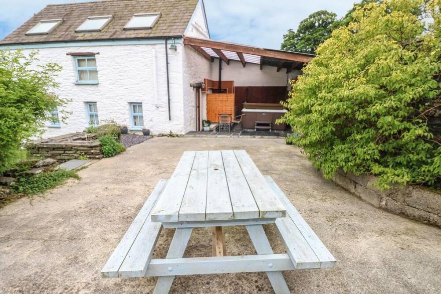 Y CARTWS, country holiday cottage, with hot tub in Nevern