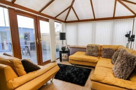 1 THE OLD SMITHY, pet friendly, luxury holiday cottage in Cemaes Bay