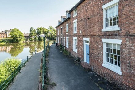 MARINE TERRACE, pet friendly, luxury holiday cottage in Shrewsbury