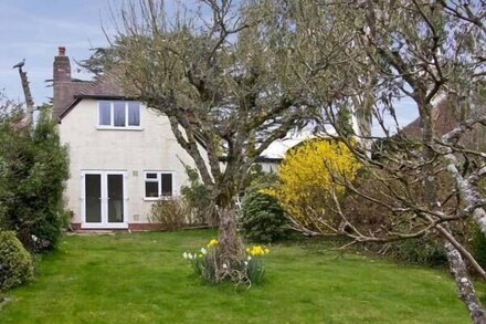 BROCK COTTAGE, with a garden in Beaulieu