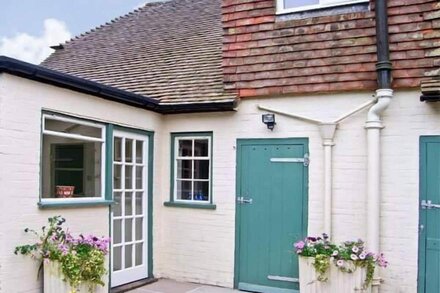 BROCK COTTAGE, with a garden in Beaulieu