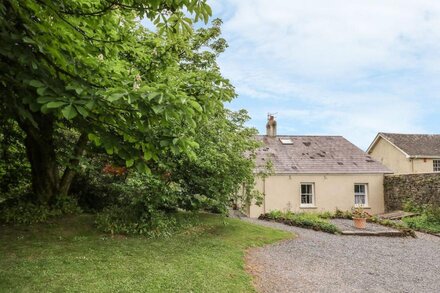 THE GARDEN COTTAGE, pet friendly, country holiday cottage in Kidwelly