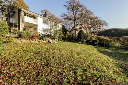 GARDD YNYS, pet friendly, character holiday cottage in Barmouth