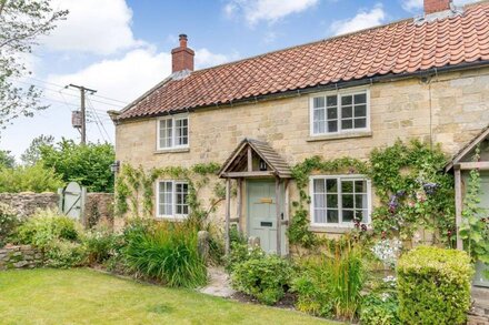 CORNER COTTAGE, pet friendly, character holiday cottage in Cropton