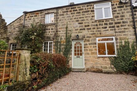 7 SCARAH BANK COTTAGES, pet friendly, with a garden in Ripley