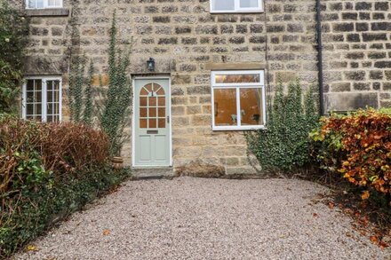 7 SCARAH BANK COTTAGES, pet friendly, with a garden in Ripley